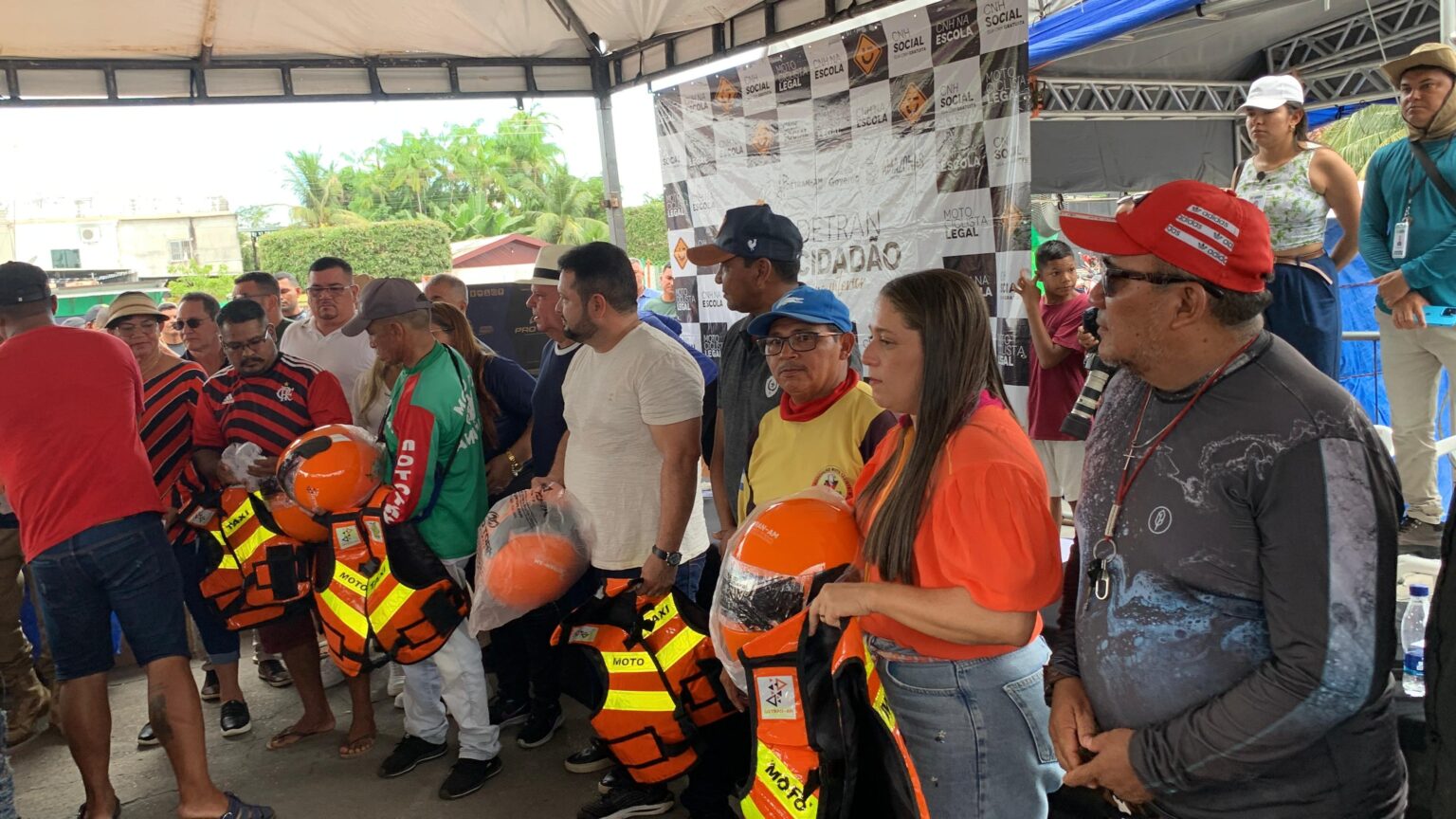 AM – Detran contempla 230 mototaxistas com kits de capacete e colete em Borba