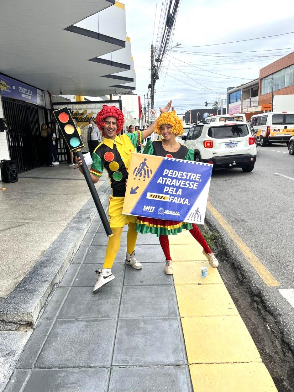 SE – SMTT realiza ação educativa para conscientizar condutores sobre respeito à faixa de pedestres