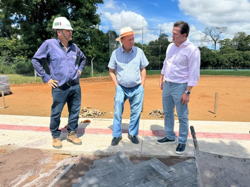 MT – Prefeito vistoria obras de calçamento no entorno do Parque Florestal de Sinop