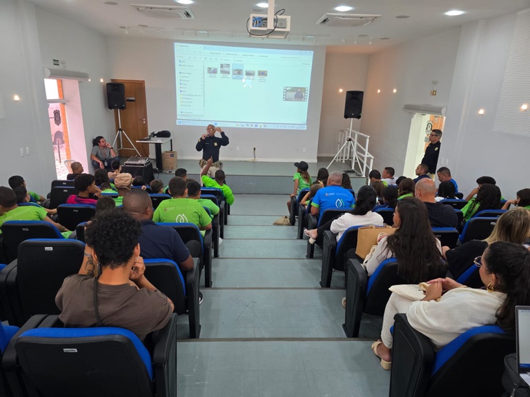 PRF promove palestra educativa sobre segurança no trânsito para adolescentes em Niterói