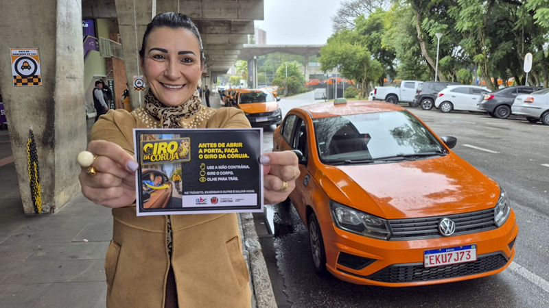 PR – CURITIBA – Campanha Giro da Coruja orienta taxistas e motoristas de aplicativo sobre ações para garantir a segurança ao abrir a porta do veículo