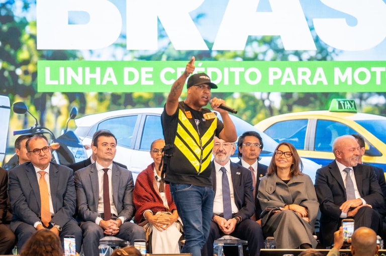 Ministério dos Transportes acompanha assinatura de MPs para motoristas de aplicativo, taxistas e entregadores