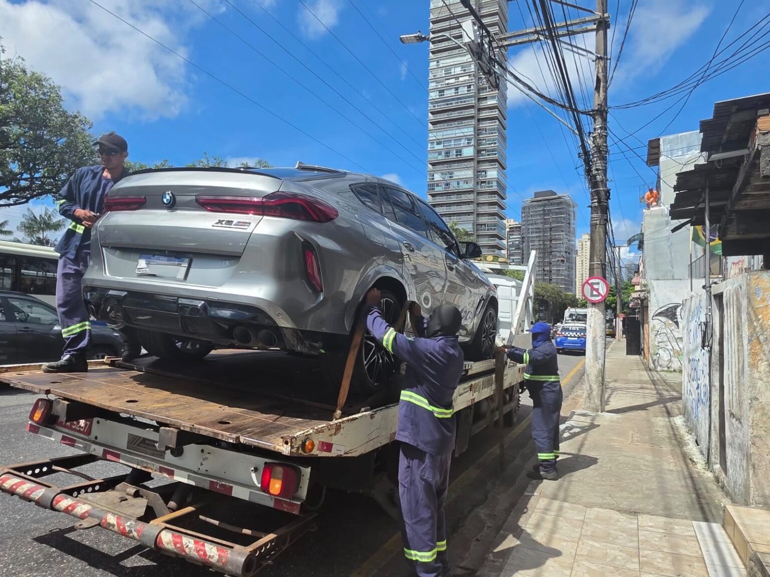 PA – Carro de luxo com cerca de R$ 30 mil em débitos é removido em Belém