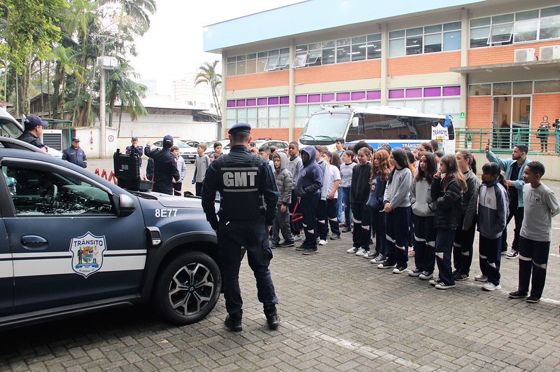 SC – Mais de 60 estudantes de Blumenau se formam como agentes de trânsito mirins