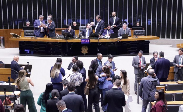 Câmara aprova suspensão da carteira de motorista de quem abandona animal na rua
