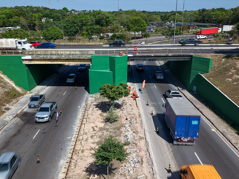 AM – Prefeitura de Manaus revitaliza canteiro central e moderniza passagem de nível na avenida Max Teixeira