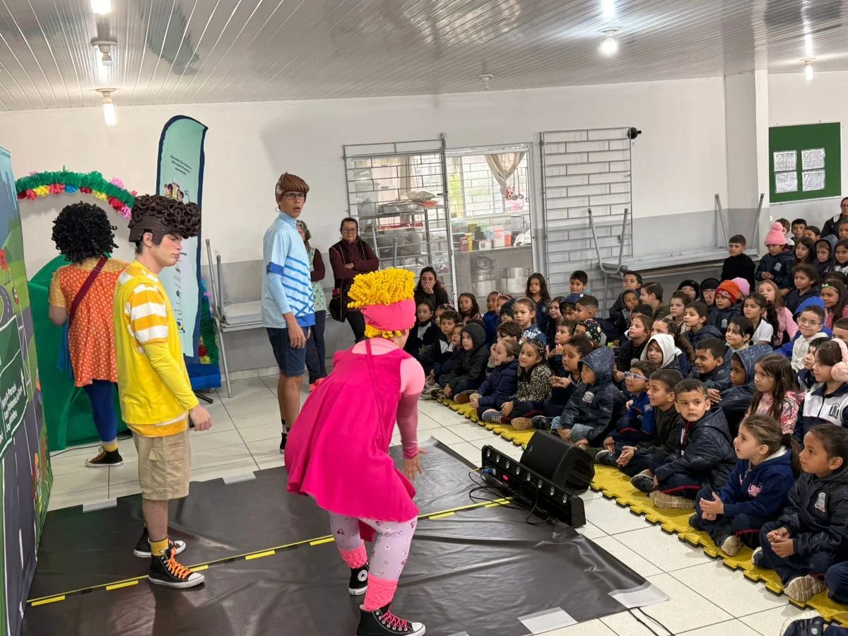PR – Santa Mariana recebe teatro sobre segurança no trânsito para 360 estudantes