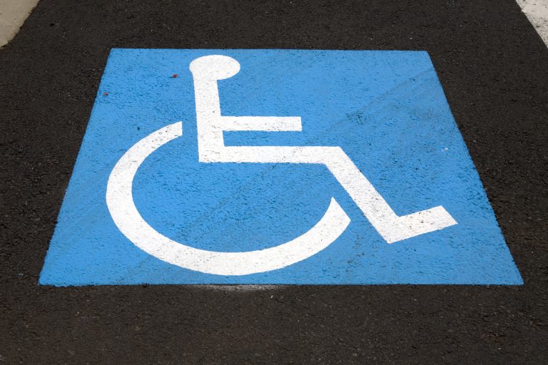 Projeto prevê parceria entre Detrans e estacionamentos para controlar uso de vagas reservadas