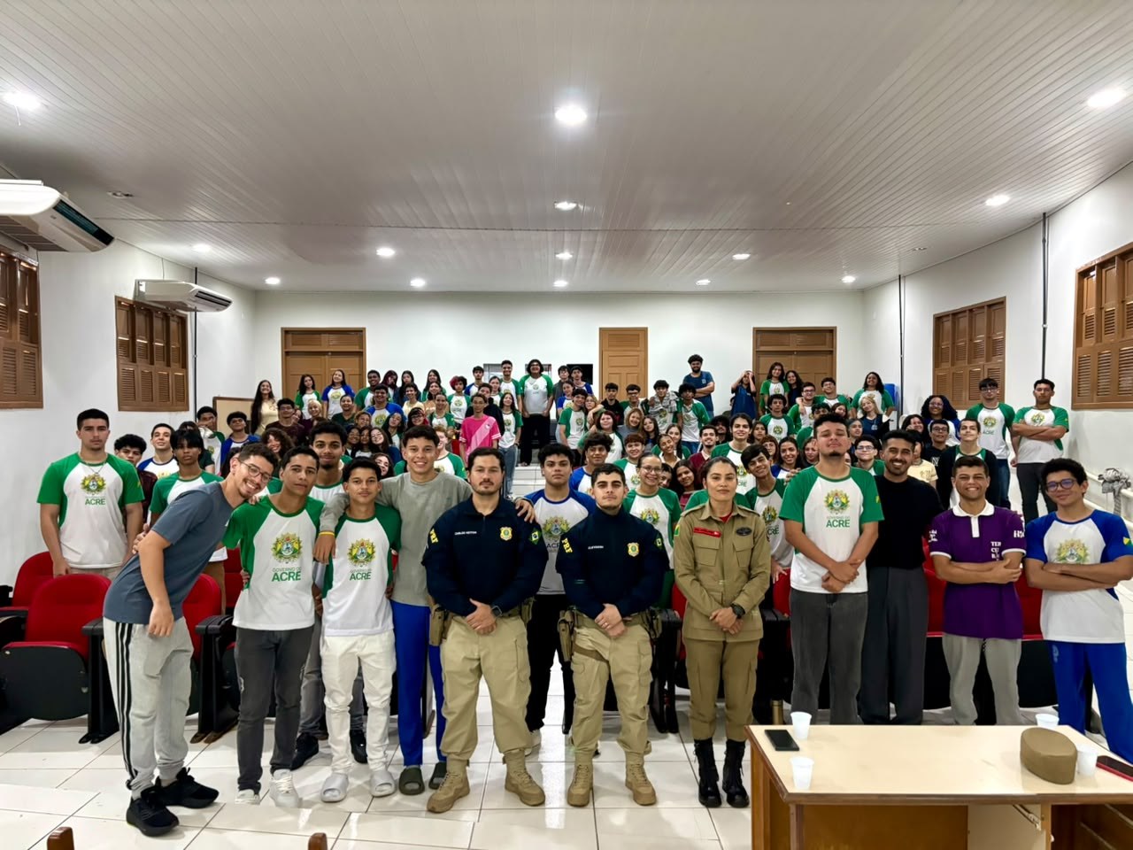 PRF realiza ação educativa e palestra sobre carreira policial para estudantes de escola pública em Rio Branco (AC)