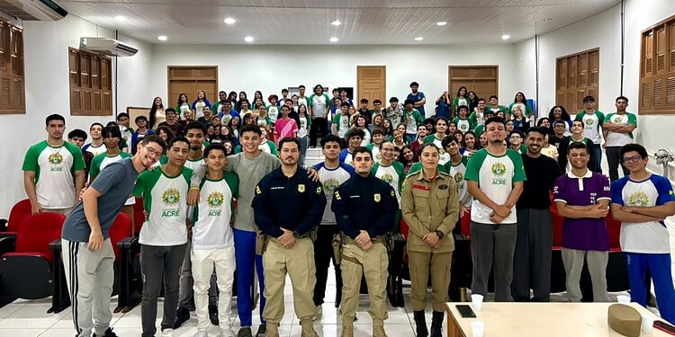 AC – PRF orienta 100 estudantes de escola de Rio Branco sobre carreira policial e segurança no trânsito